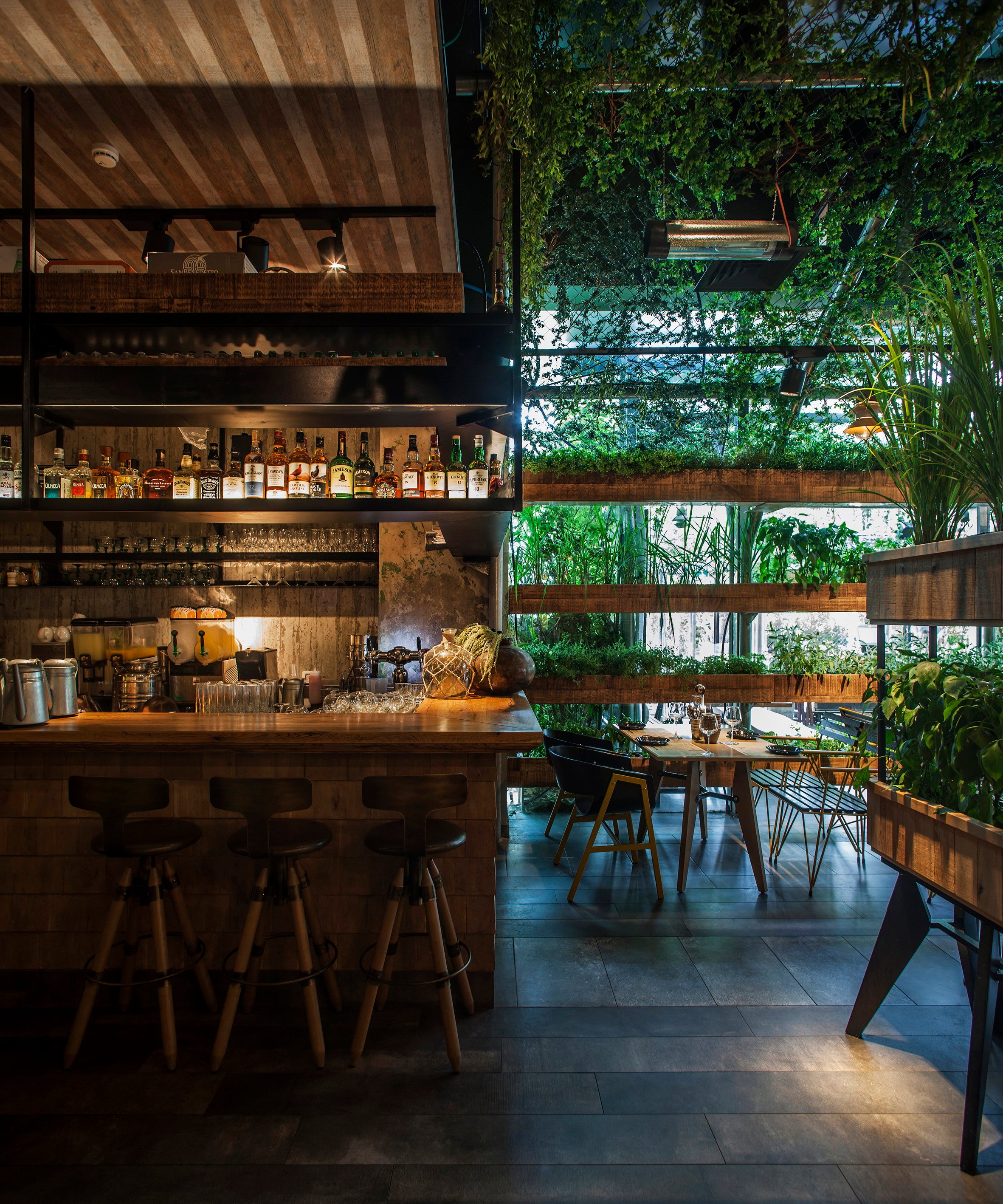 Кафе зеленая зона. Ресторан Segev Kitchen Garden. Экостиль в интерьере кафе. Интерьер кафе в эко стиле.