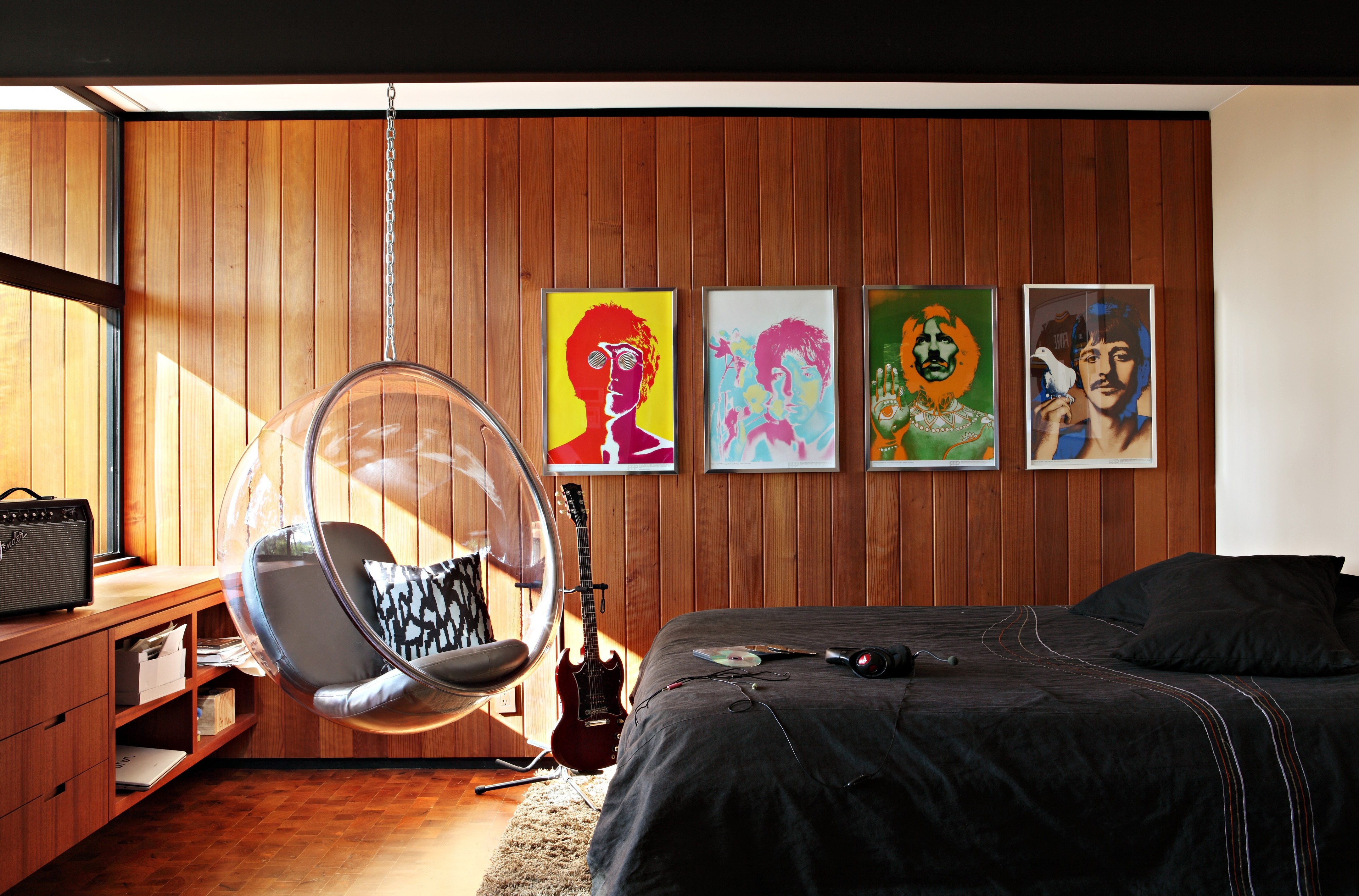Bedroom pop. МИД сенчури в интерьере спальни. Стиль поп-арт в интерьере. Спальня в стиле поп арт. Комната подростка.
