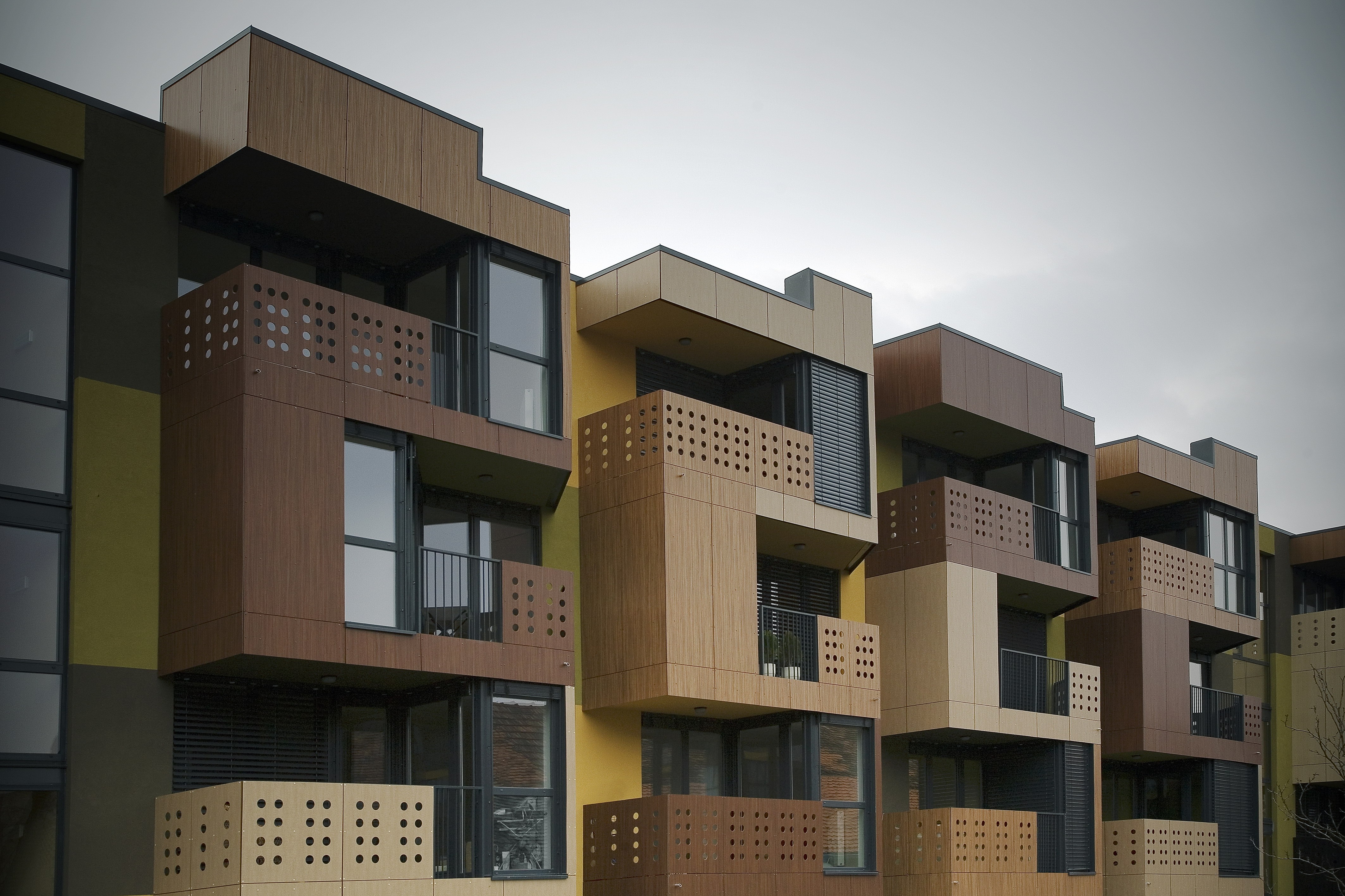 Дом средней этажности проект мархи. Многоэтажный секционный жилой дом. Скандинавия среднеэтажная застройка. Фасады многоэтажек. Смешанный жилой дом.