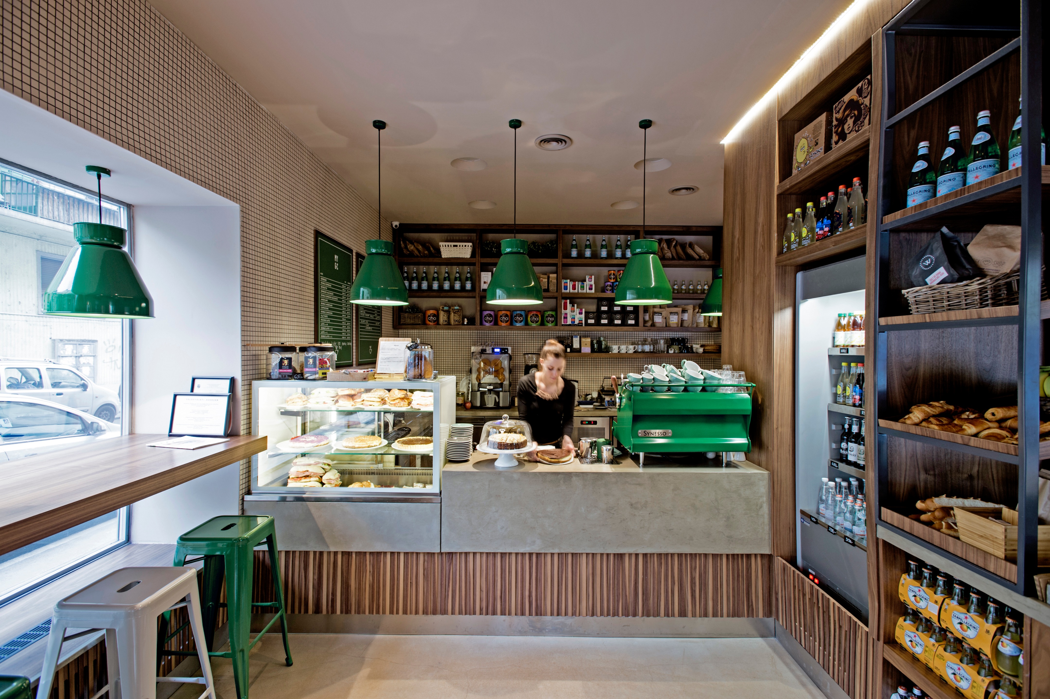 Frenchie cafe. Кофейня «Coffee shop» в Афинах. Green Coffee кофейня. Интерьер кофейни маленькой. Кафетерий интерьер.
