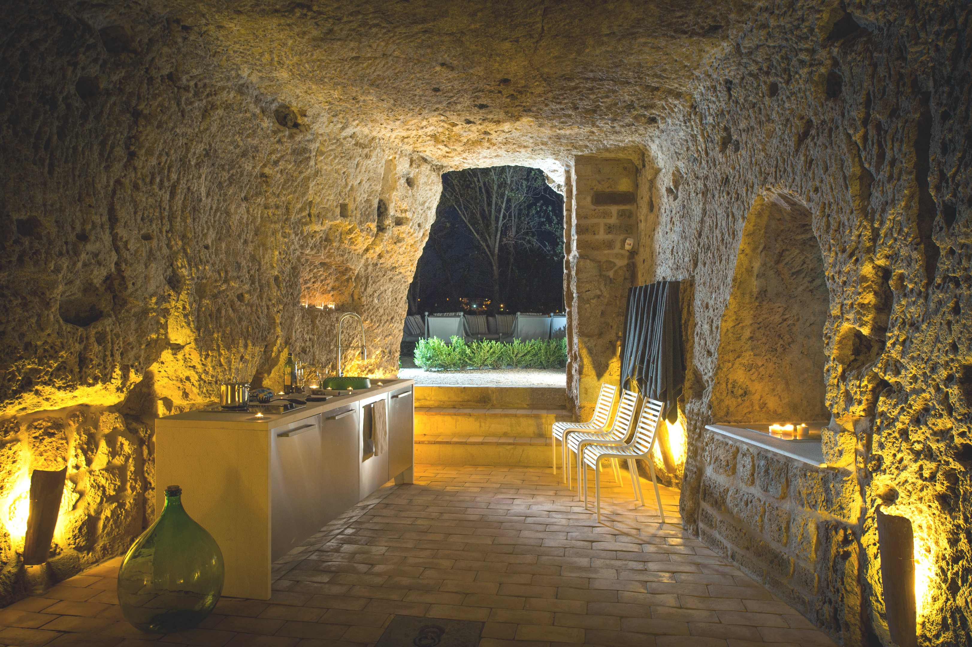 Cave home. Пещерный дворец Cave Palace Ranch, Юта, США. Вилла Берлускони подземный грот. Интерьер пещера. Дом в пещере.