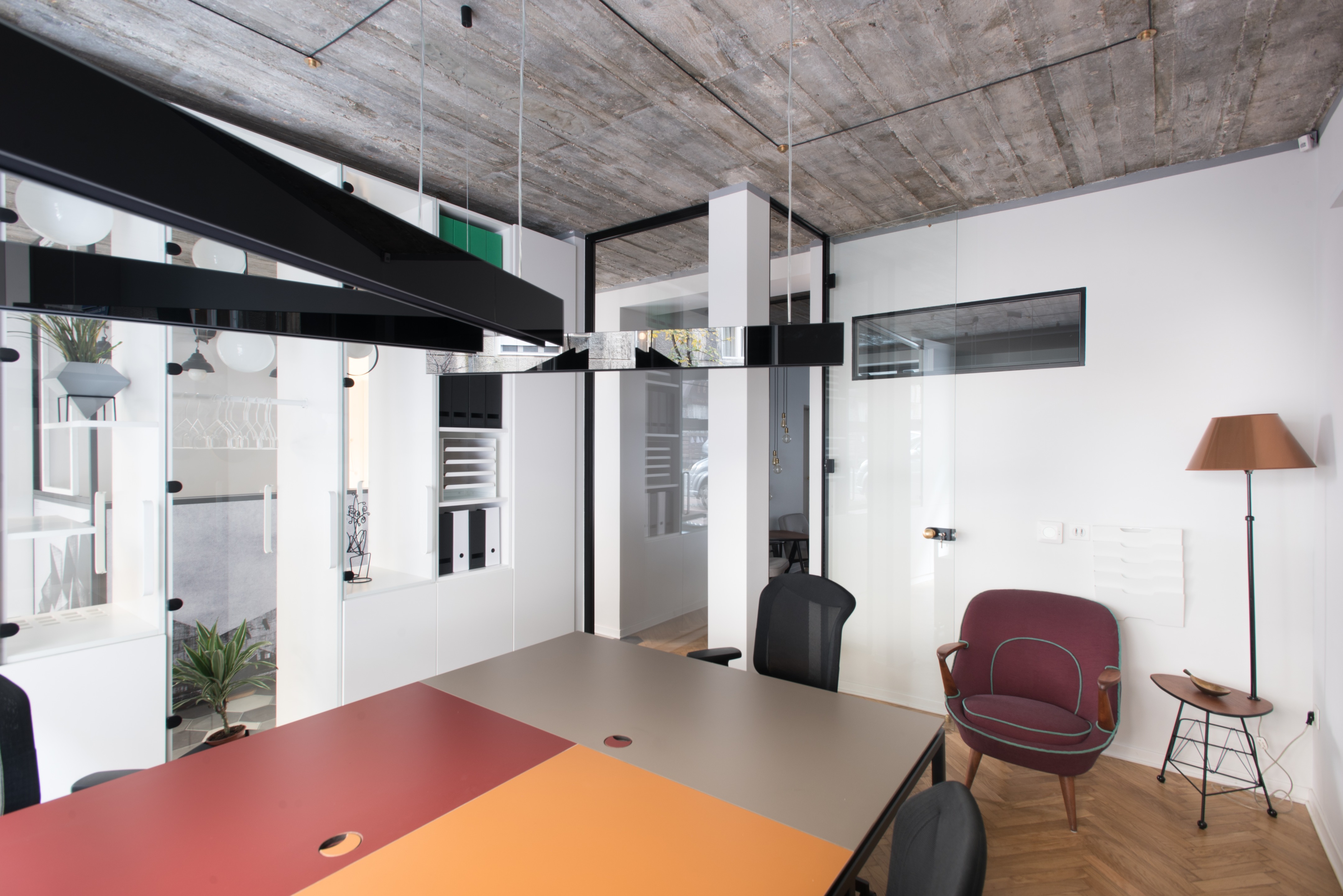 Отделка офисных помещений. Помещение в котором можно установить. Белое помещение. Планировка офиса опен спейс. Передвижная перегородка в комнате.