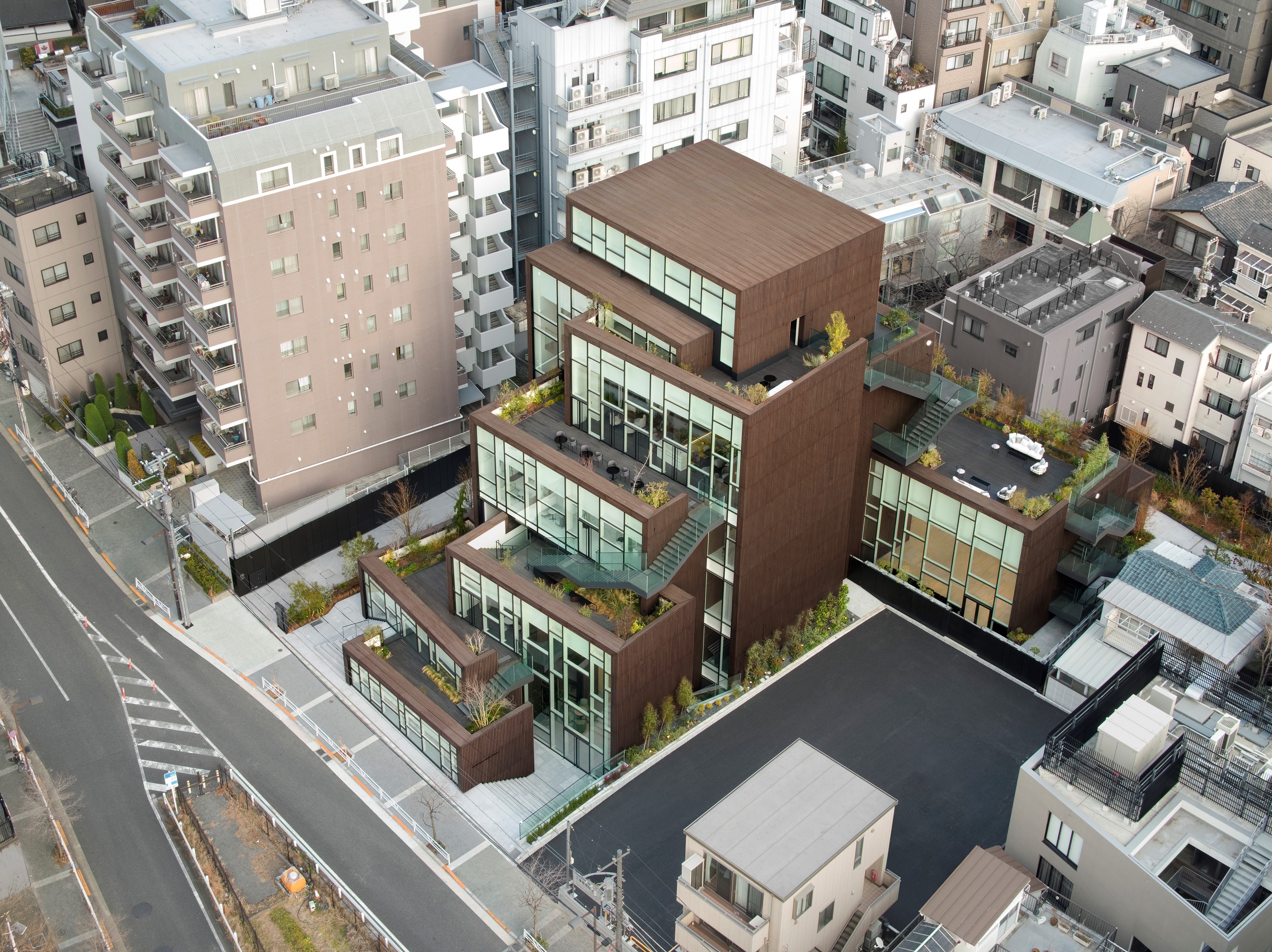 Токийские районы. Токио жилые районы. Токио частный сектор. Фасады Токио. Здание швейной компании в Токио,.