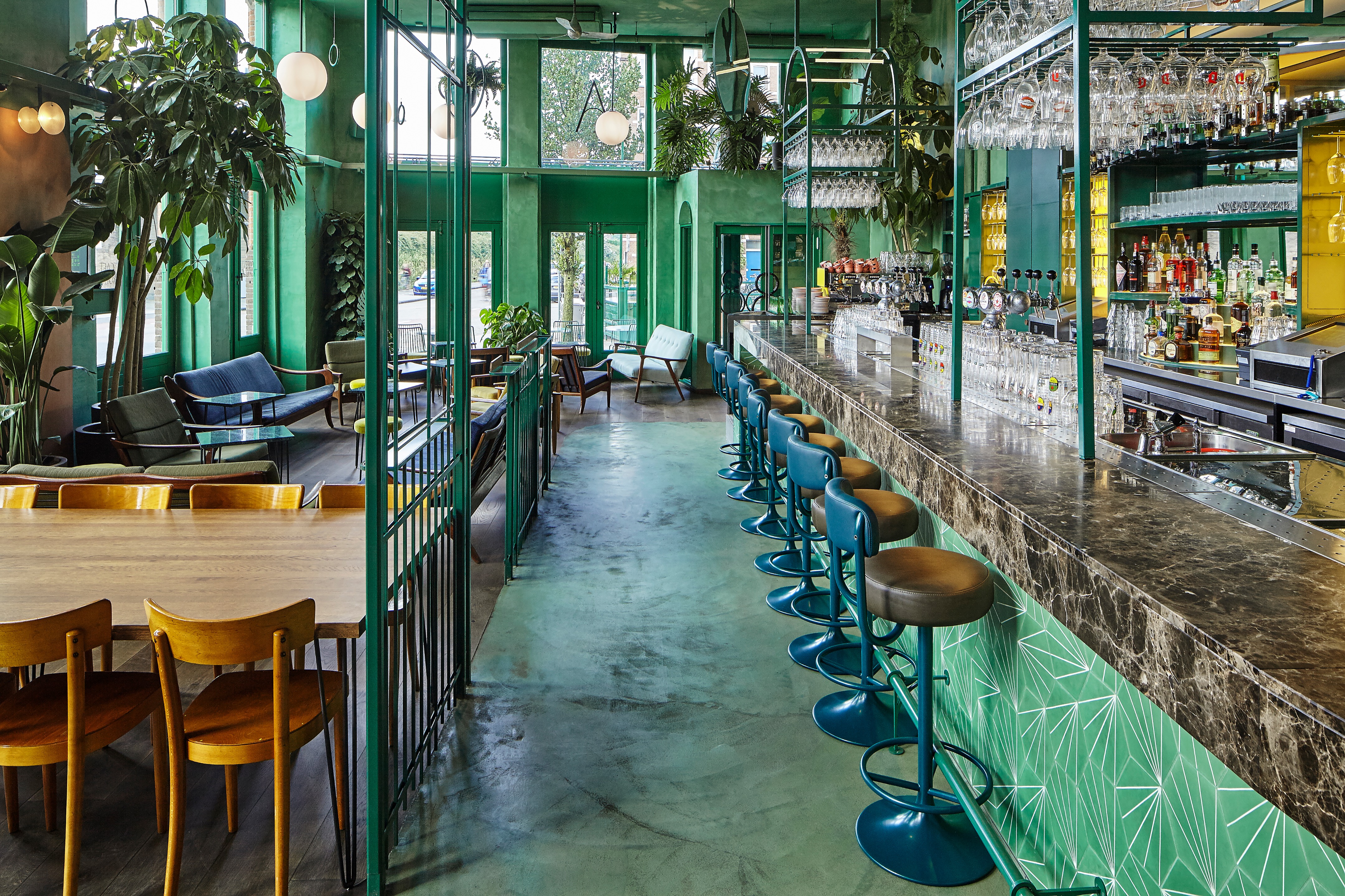 Рестораны в грине. Кафе Botanique. Зеленый ресторан. Зеленый в интерьере бара. Интерьер кафе в зеленом цвете.