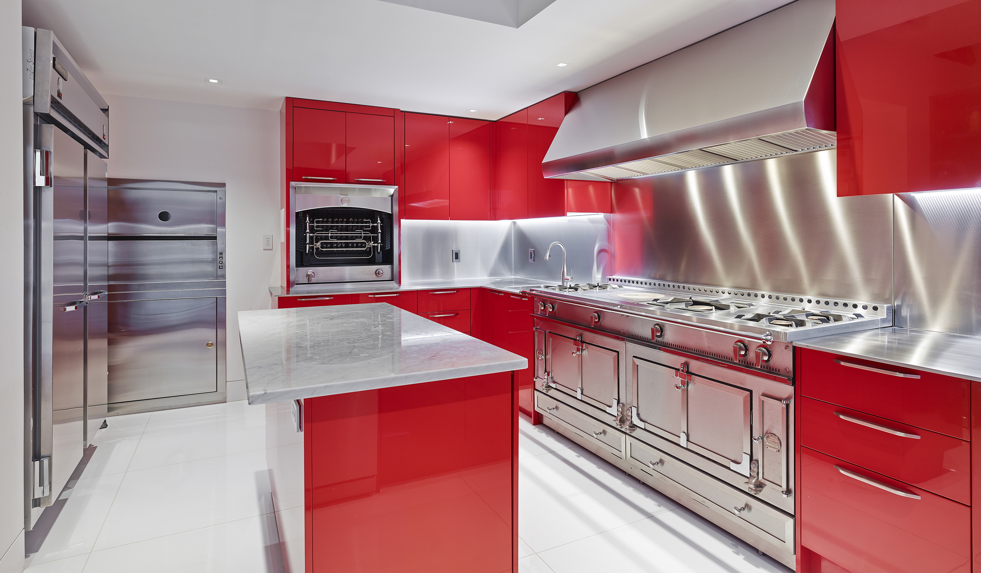 Кухни новые красивые. Красивые кухни. Кухня в красных тонах. Красивые современные кухни. Красивые стильные кухни.