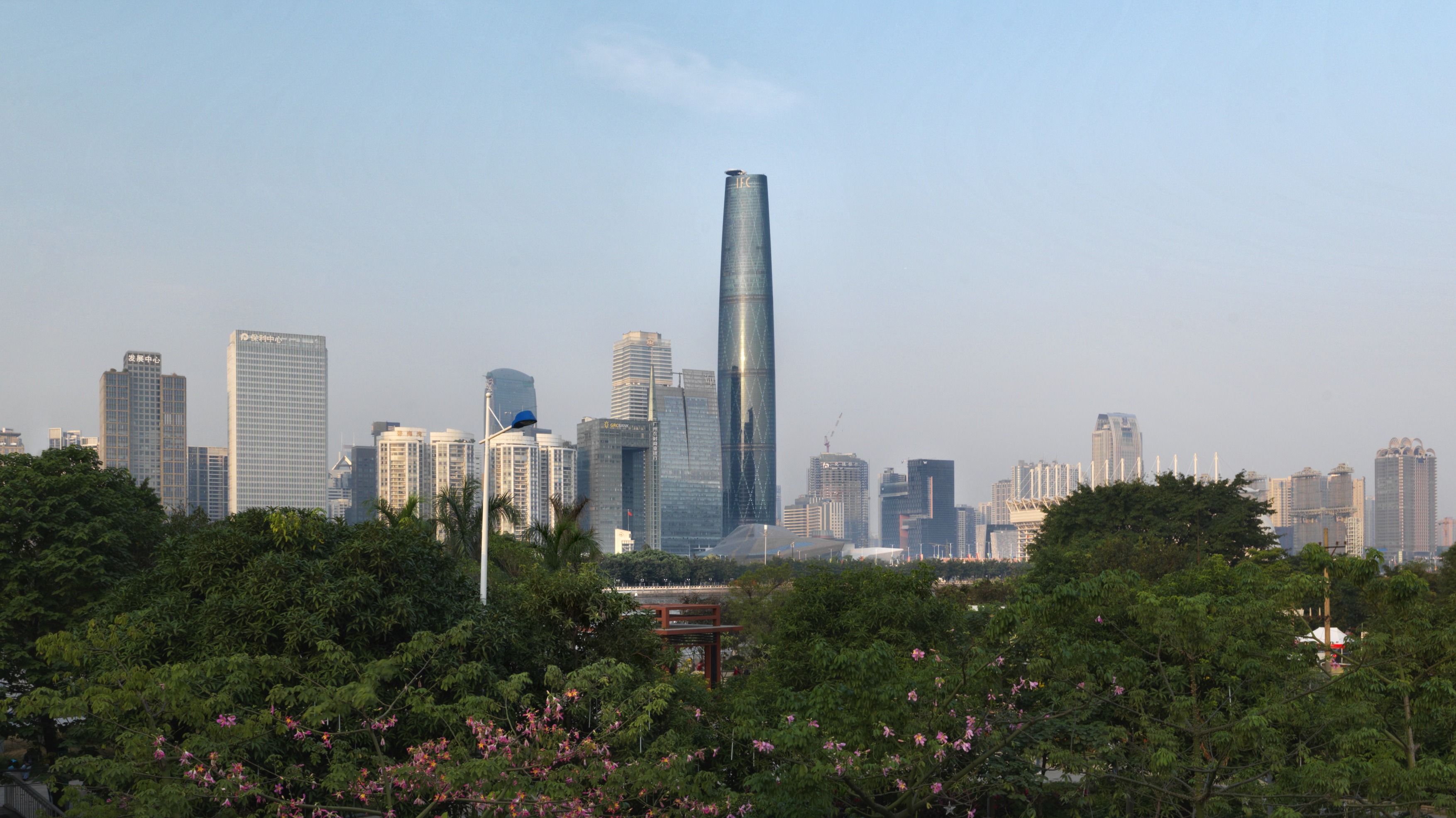 международный финансовый центр гуанчжоу ifc. башня ifc - international financial center в гуанчжоу. кантонская выставка в гуанчжоу. небоскреб ifc гуанчжоу. международный финансовый центр (гуанчжоу).