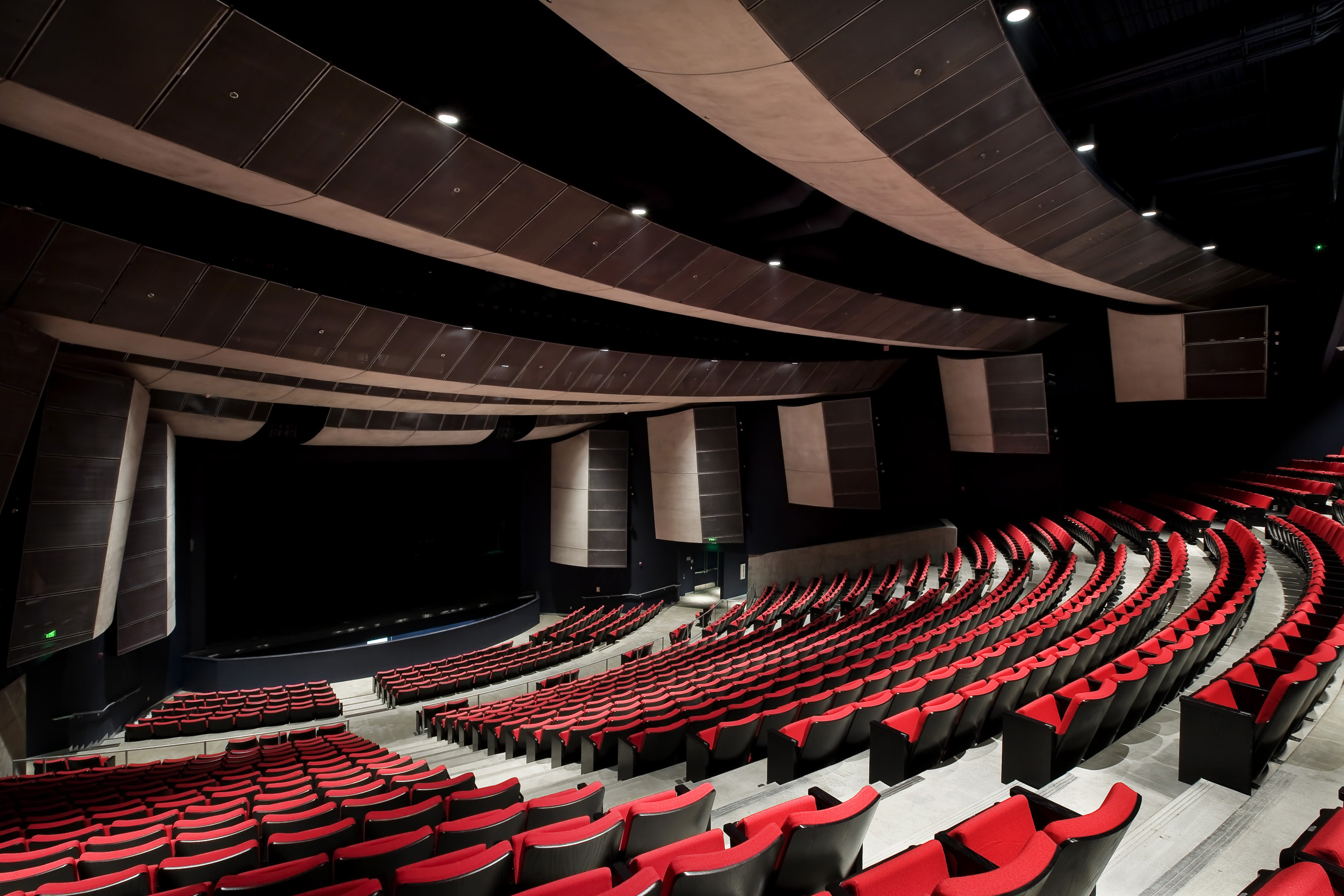 Концертный зал в школе. Актовые залы в американских школах. Актовый зал США. Школа будущего концертный зал.