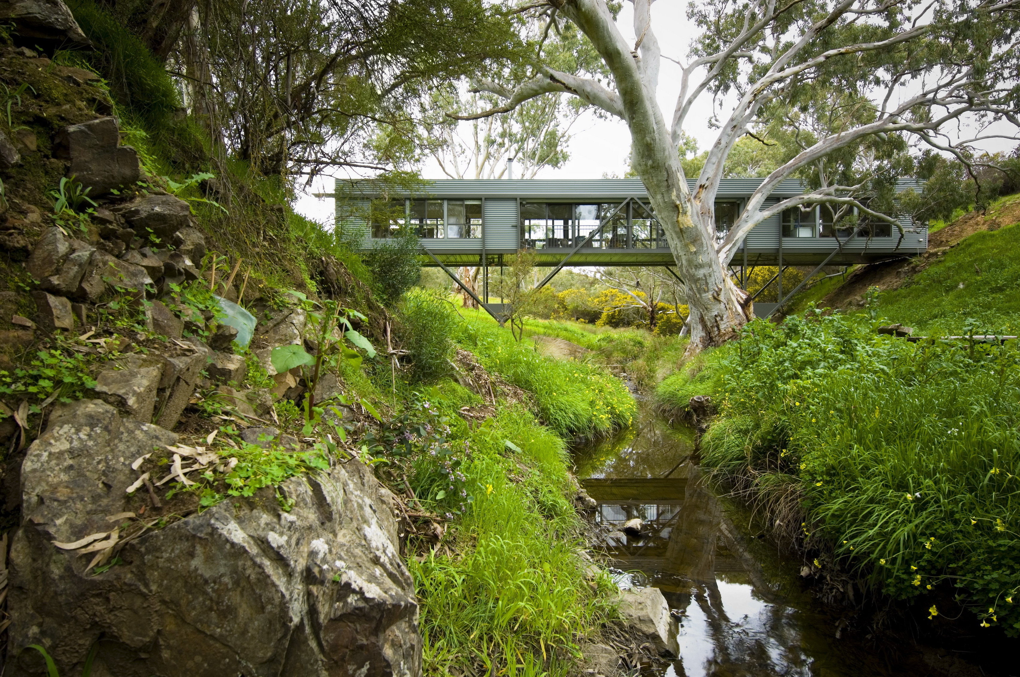 Находится в низине. Bridge House - дом-мост в Австралии. Лорн Хэнкок ландшафтный дизайнер. Дом мост Кузенбаев. Сабуртало дом с мостами.