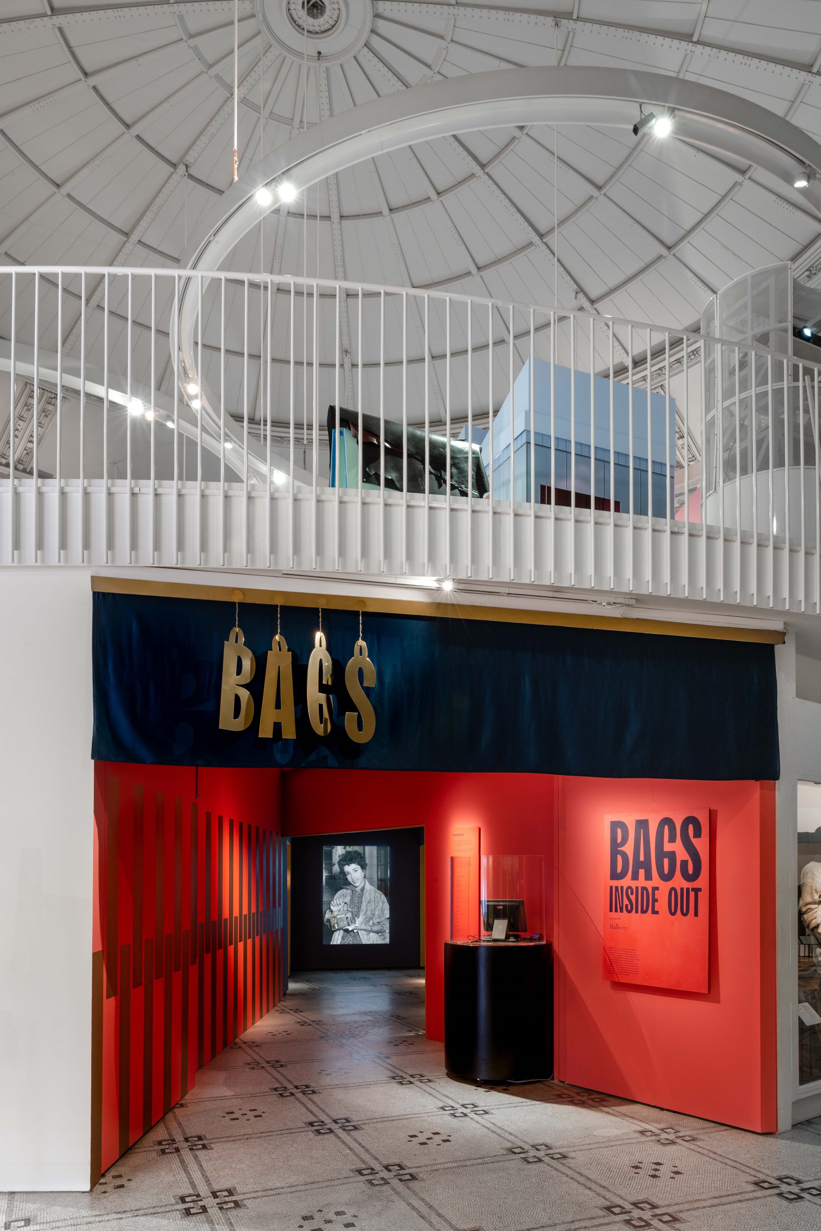 V&A Bags: Inside Out Exhibition / Studio MUTT