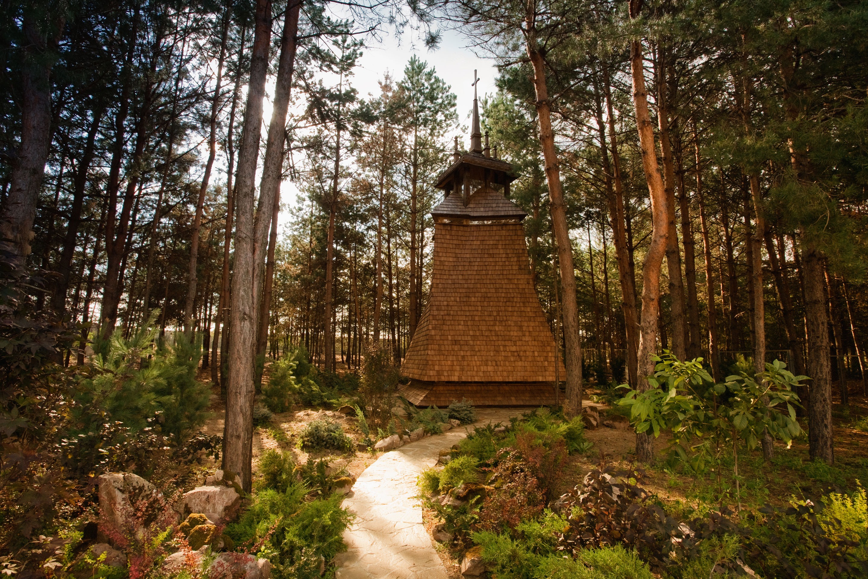 Языческий идол перун. Сад кельтское святилище. Кельтские друиды стоунхендж. Капище перуна змеинка. Языческое сооружение 6.