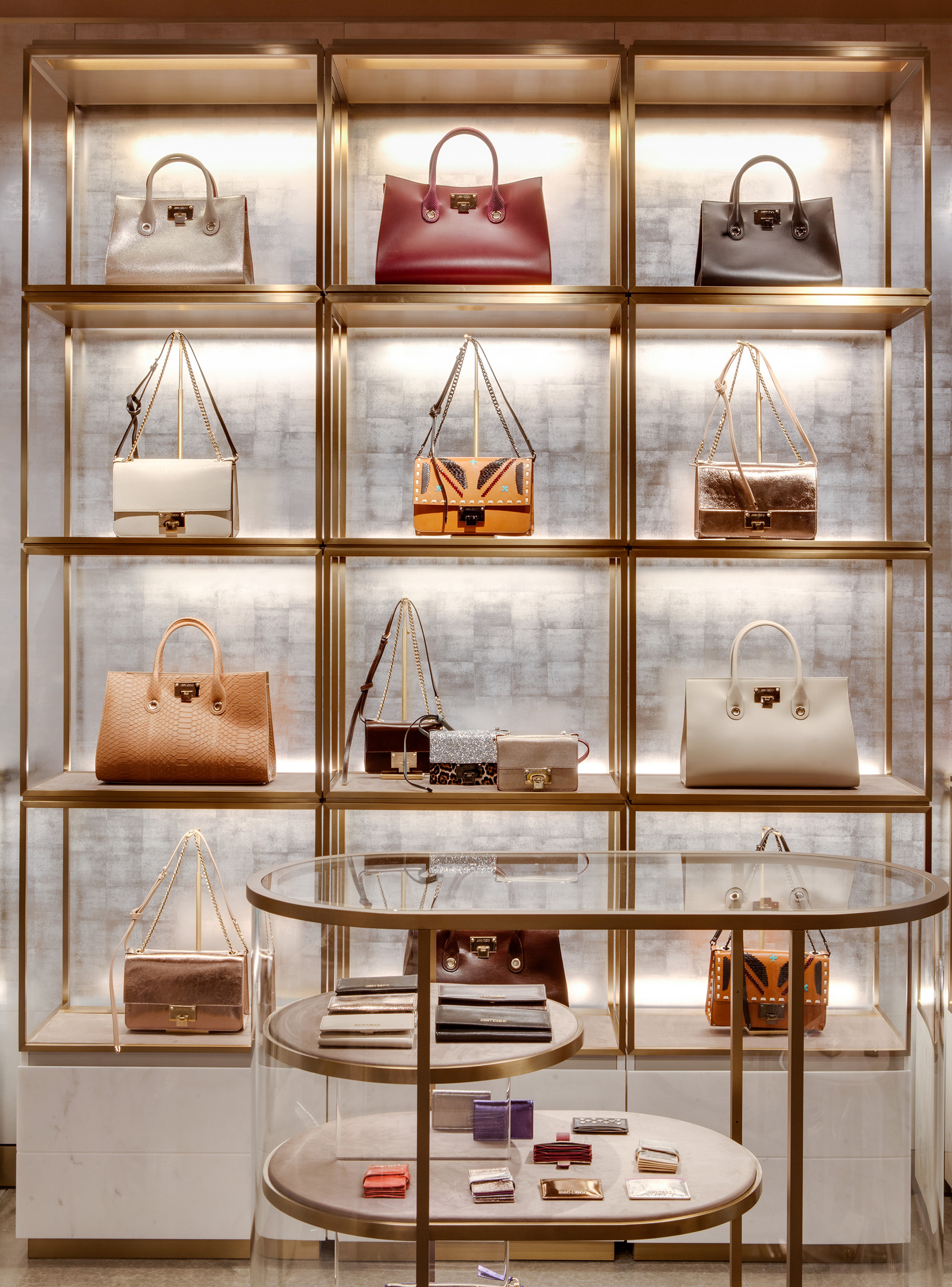 Витрина сумок. Витрина магазина сумок. Полка для сумок. Дизайнерские витрины магазинов. Красивые витрины с сумками.