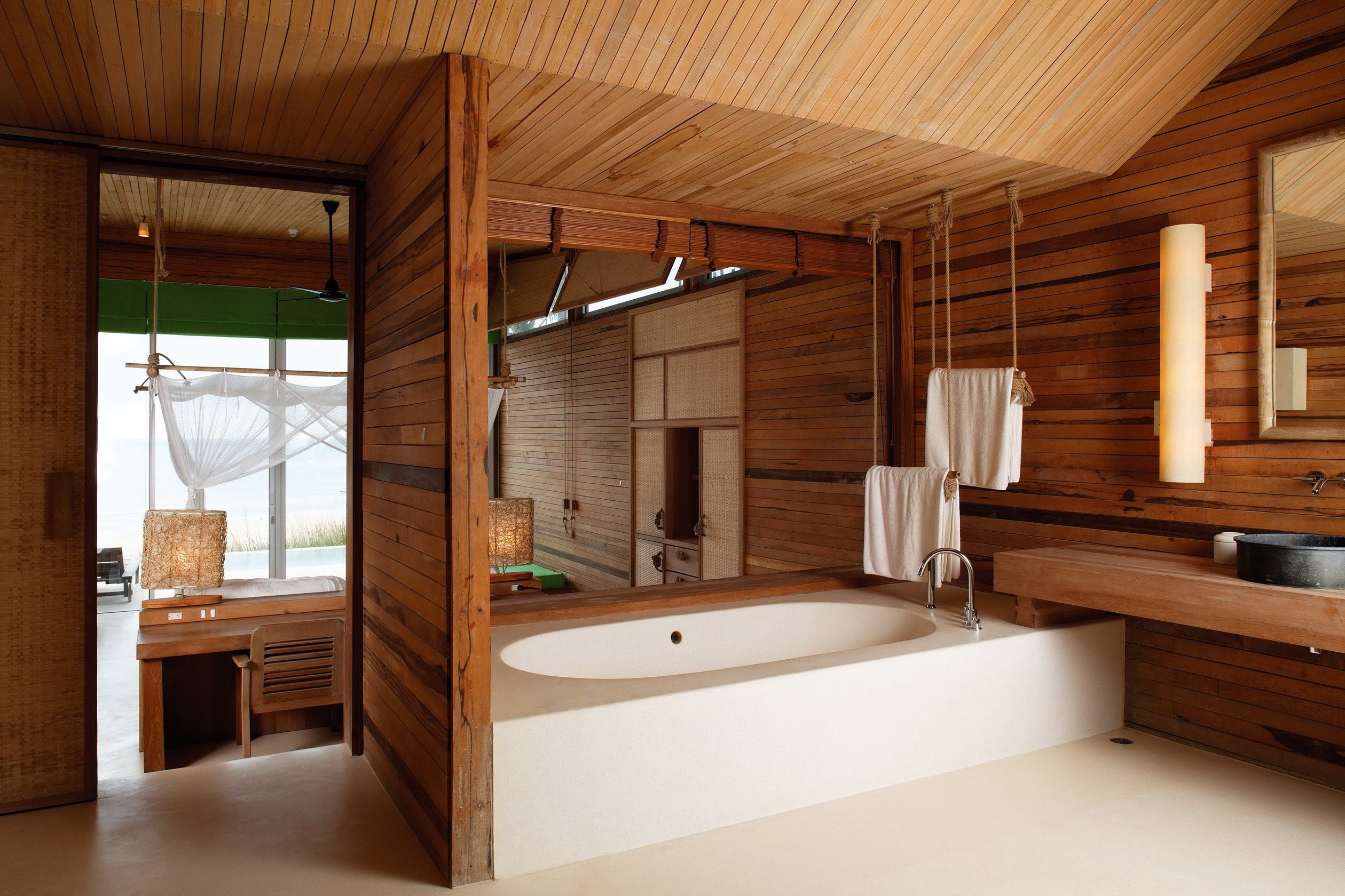 Отделка деревянной комнаты. Деревянная ванная комната. Ванная комната с деревом. Дерево в интерьере ванной комнаты. Ванная комната отделка деревом.