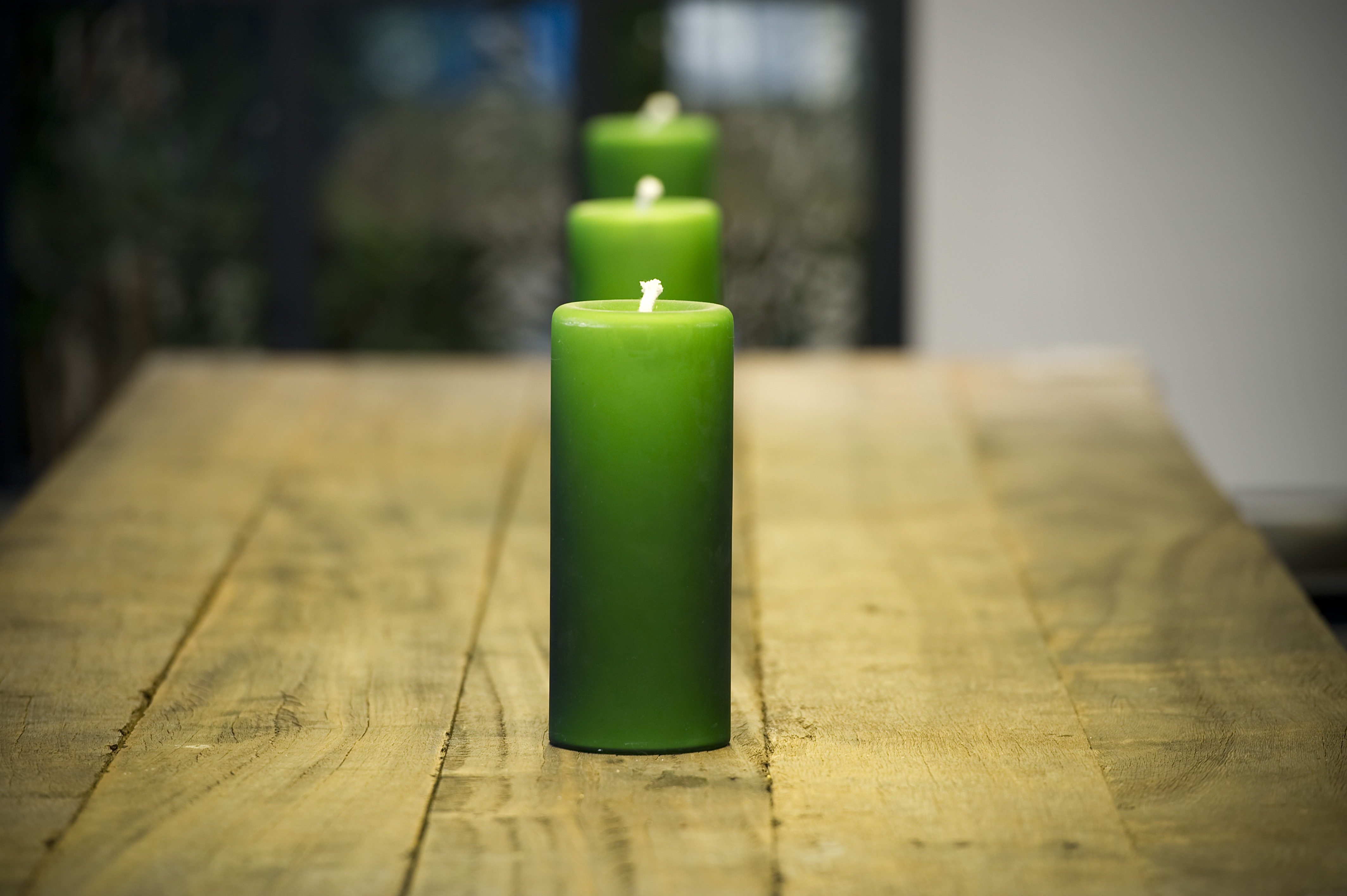 Свечи зеленого цвета. Свеча зеленая. Ритуал с зеленой свечой. Зеленая свеча в магии. Зеленые свечи в красивом интерьере.