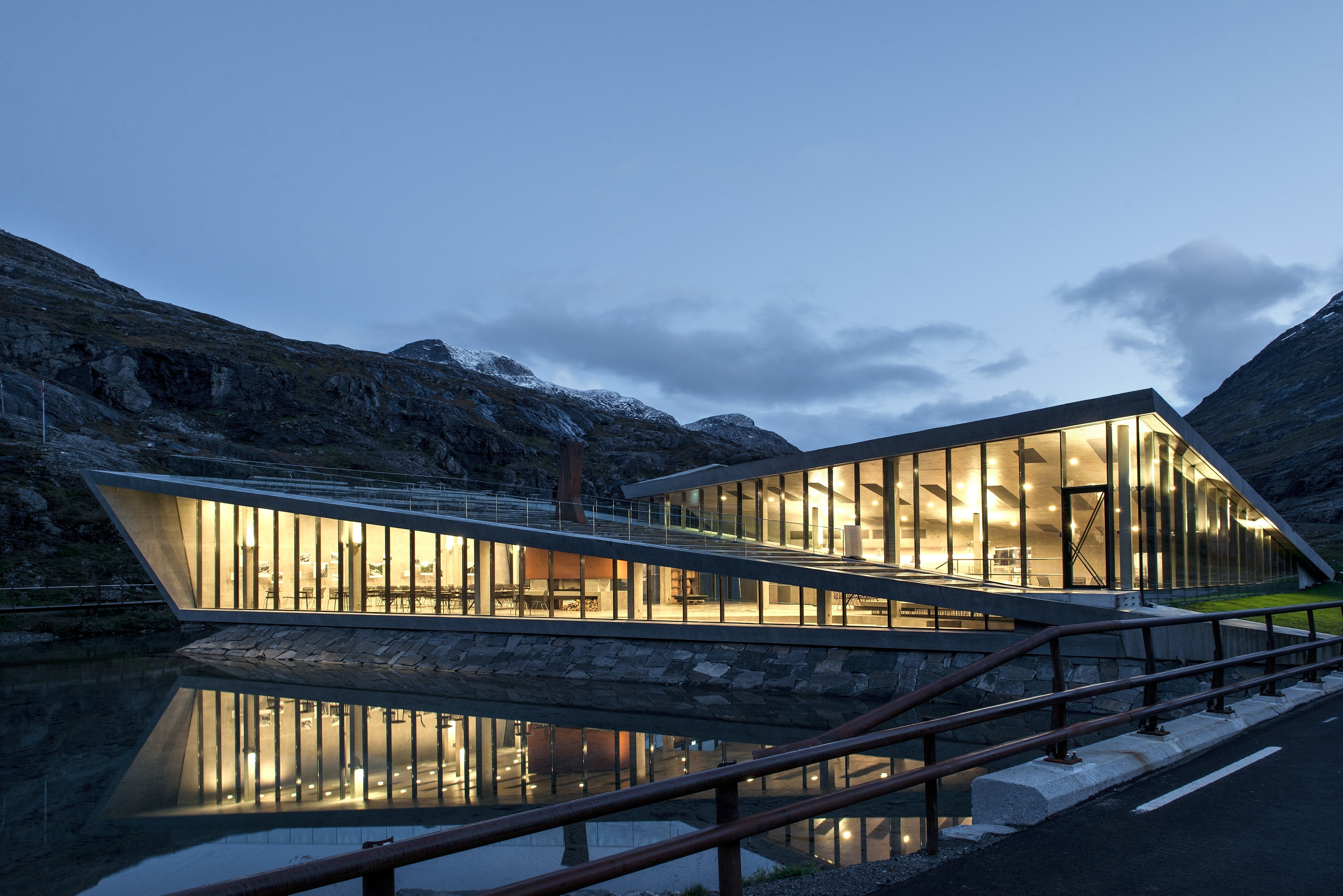Рекреационное здание. Культурный центр Норвегия. Trollstigen Visitor Center, Norway. Здание. Тромсе Норвегия архитектура. Норвегия Церковь Кнарвик.
