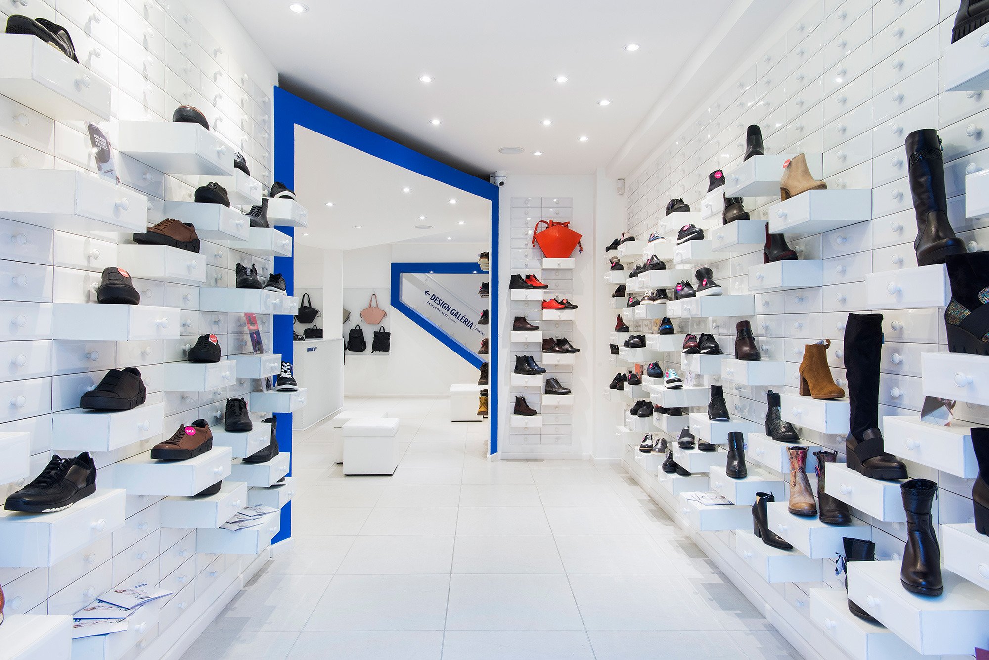 Купить обувной магазин. Интерьер магазина обуви. Обувной магазин внутри. Дизайн обувного магазина. Дизайн интерьера магазина обуви.