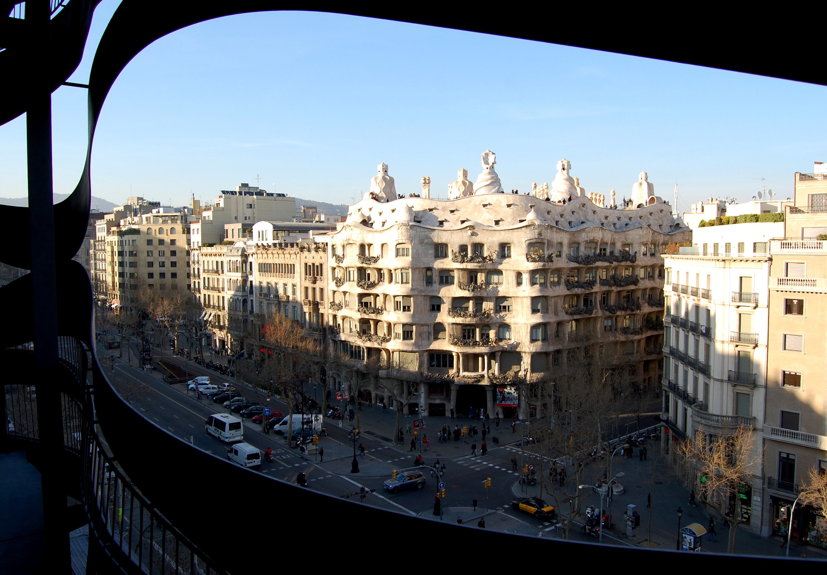 Широкое авеню или широкая авеню. Дом без единого угла Гауди. Барселона архитектура Эрнича. Архитектура Барселоны новых районов.