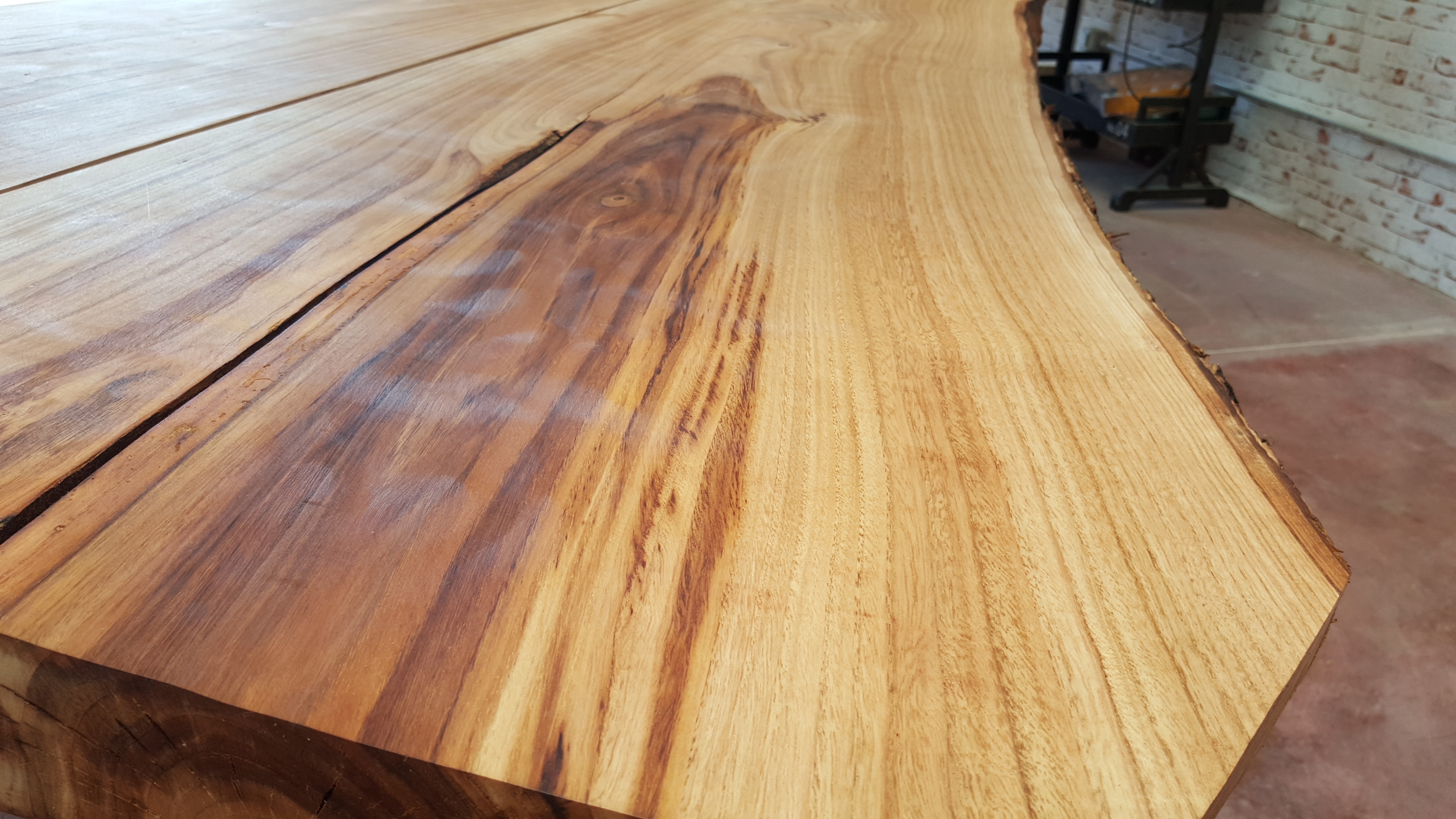 Tavolo scrivania in legno con frontale taglio tronco naturale 200x60x6