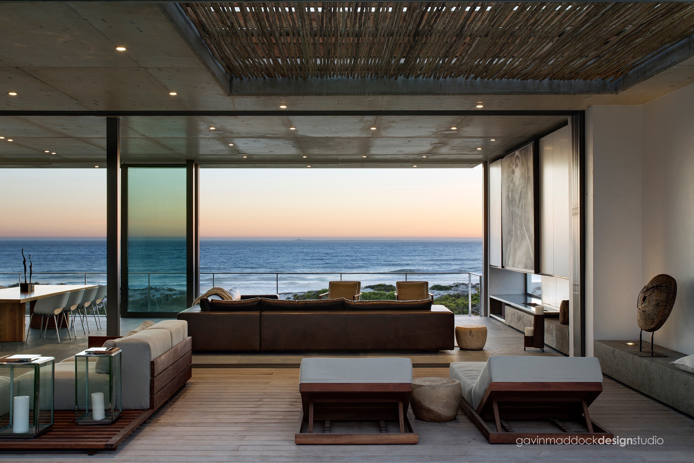 Домик с видом на море. Вилла с видом на океан. Вилла с панорамными окнами. Дом с видом на море.