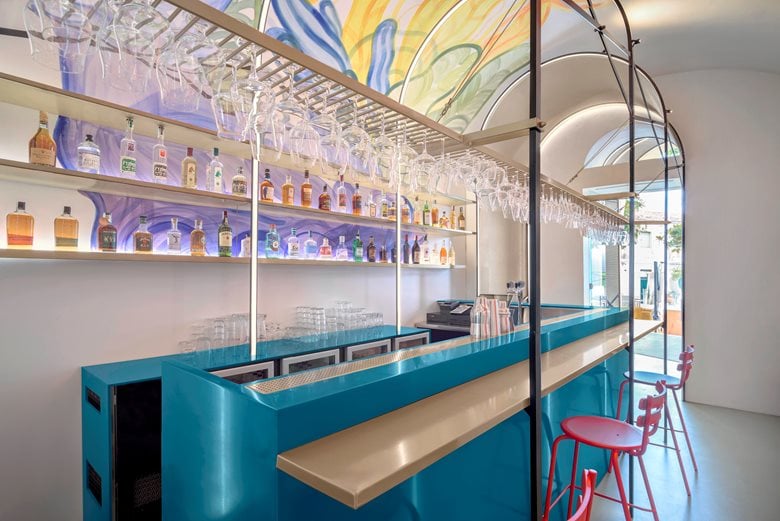 Umore a Marina di Ragusa: il nuovo cocktail bar è un'esplosione di colori