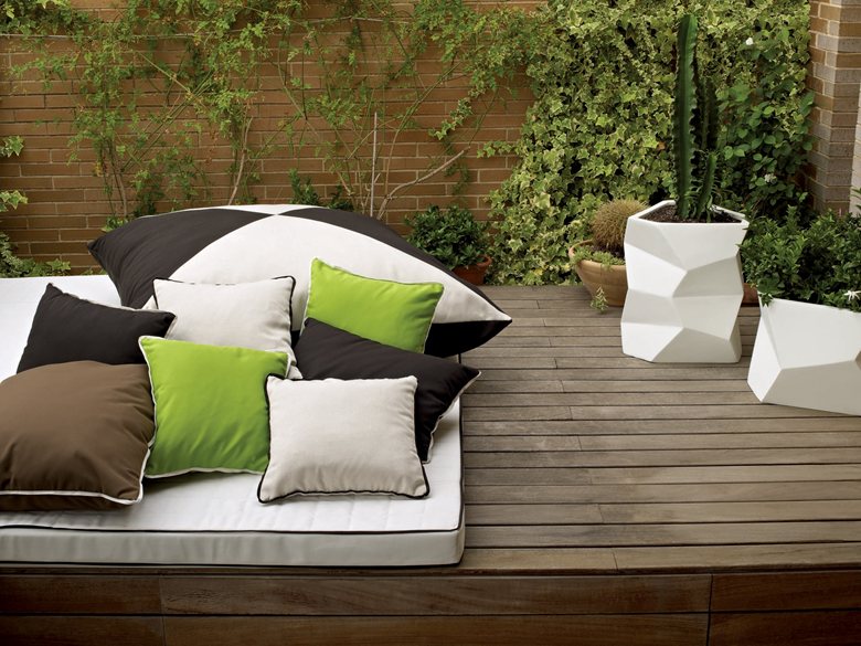 Green, white, wood and fabrics... a gorgeus terrace