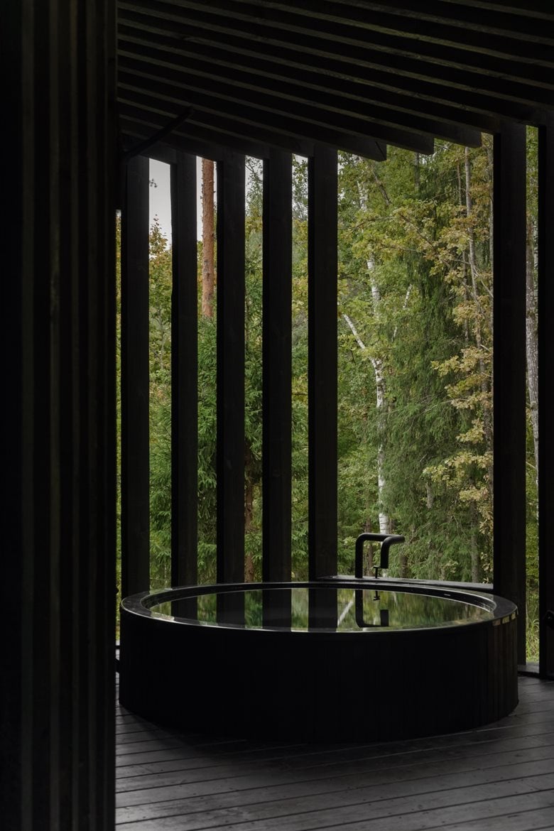 Una sauna nel bosco della Lettonia