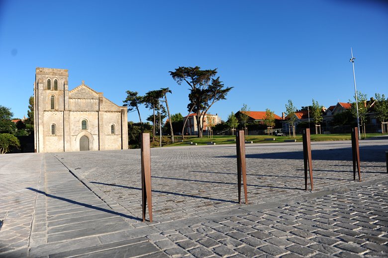Place Aliénor d'Aquitaine - Basilique Notre Dame de la fin des Terres, Soulac-sur-Mer