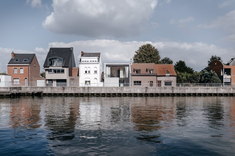Studio Farris firma la casa sul canale di Humbeek in Belgio