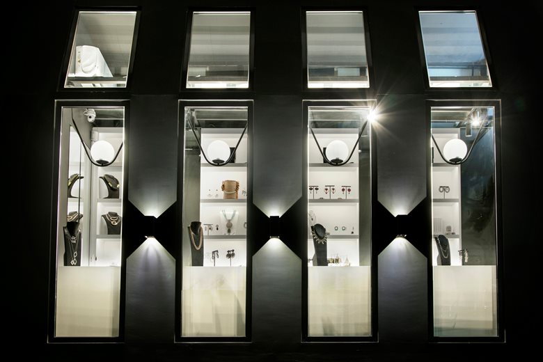 A small warehouse in Kifissia is transformed into a bright jewelry store 