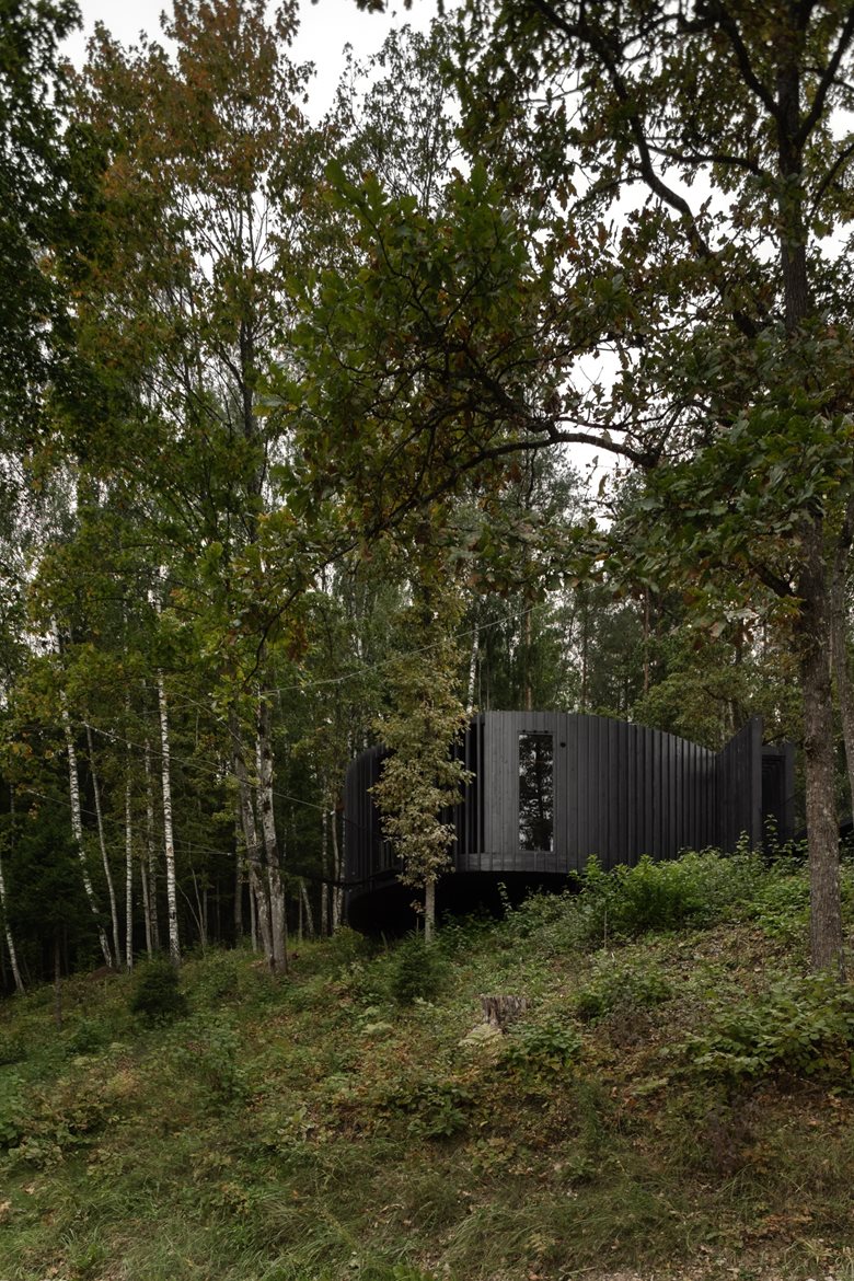 Una sauna nel bosco della Lettonia