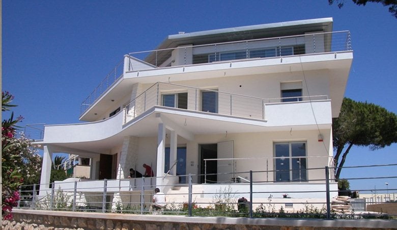 Sopraelevazione bifamiliare sul mare | Sea side house restoration and one story addition