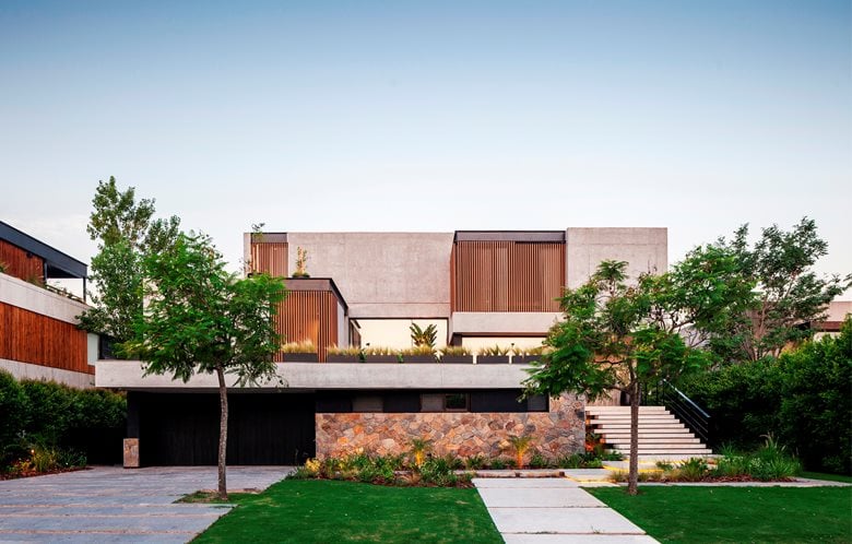 CR House: Embracing Golf Course Views with Split-Level Design