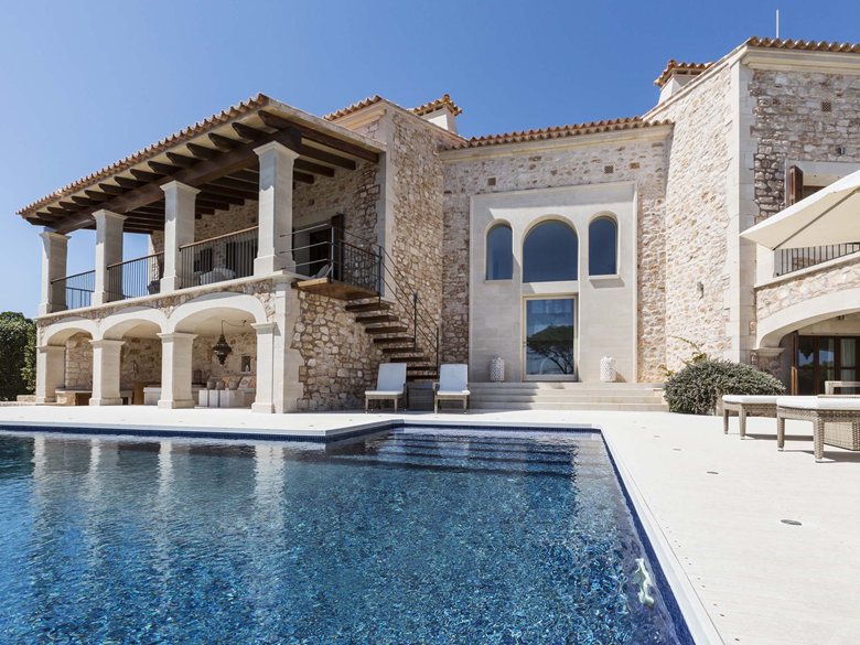  Mediterrane Design Villa mit Naturstein und WPC Dielen