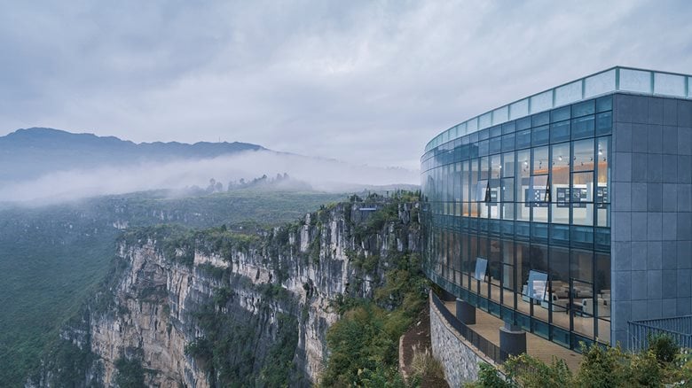 An ordinary art gallery suspended on the clifftop of 100 meters