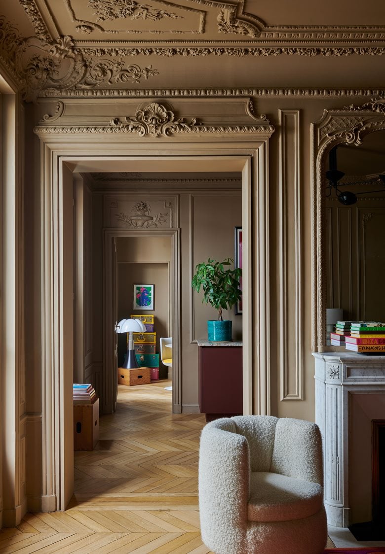A Paris Haussmannian apartment with a modern touch