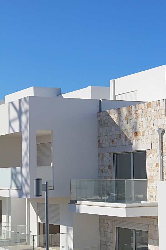 Chiar di Luna Residence: Balaustre in alluminio e cristallo "Q-railing"