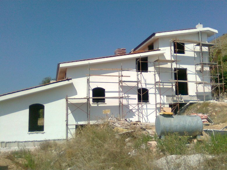 Demolizione e ricostruzione di una casa di campagna