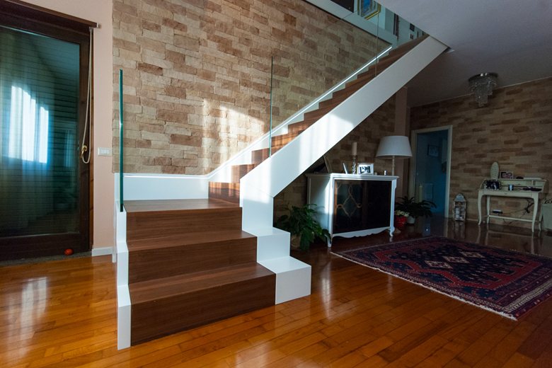 Scala in noce e laccato, staircase in walnut and lacquered wood