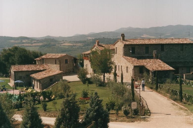 Restauro e riutilizzo di un borgo agricolo nella campagna di Todi (PG)