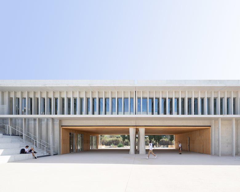 Laudescher’s wood solutions perfect the ethereal and rhythmic architectural composition of the Châteaurenard High School