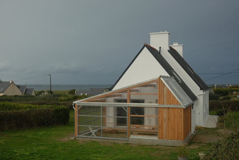 Réhabilitation et extension d'une maison des années 80 sur la côte nord de la Bretagne.
