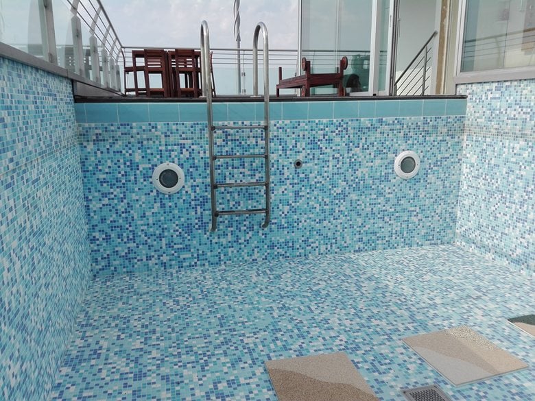 piscina stellata con resina sabbia e ciottoli