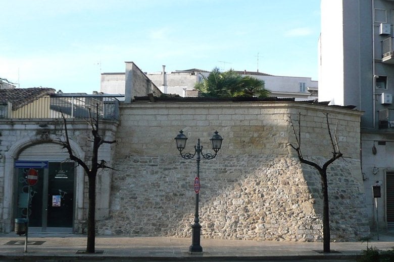 Restauro dei resti delle mura cittadine dette di "Porta Castello"