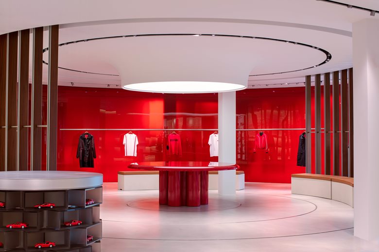 Il nuovo centralissimo flagship store Ferrari a Milano
