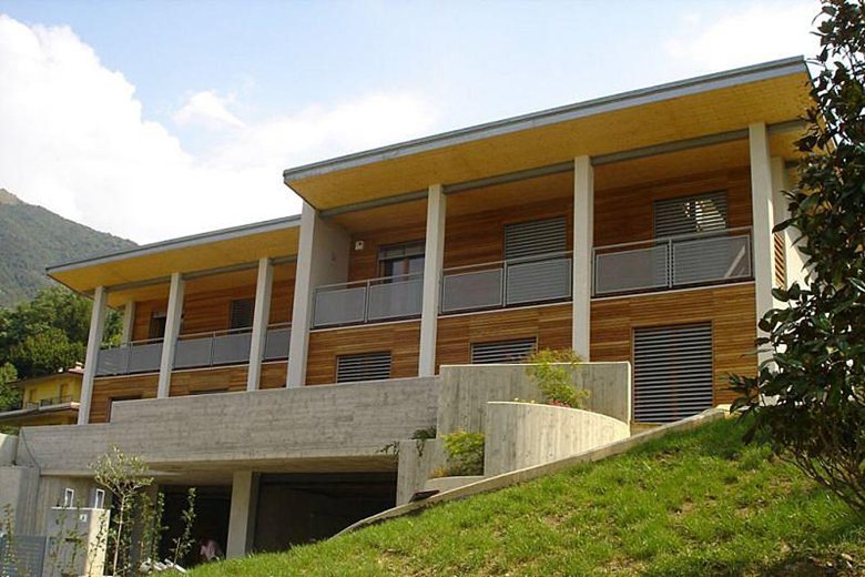 Edificio bifamigliare a basso consumo energetico con struttura in legno
