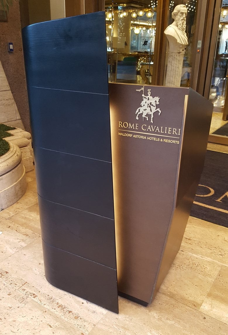 Doorman desk - Rome Cavalieri, A Waldorf Astoria Resort