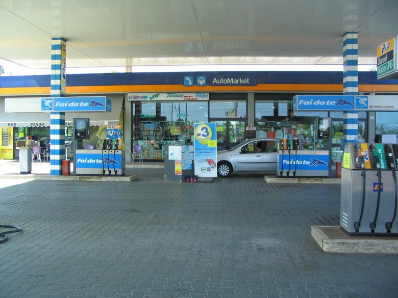 Stazione di servizio carburanti Giulianova (TE) | Franco Occhino