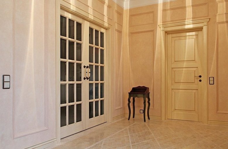 Private apartment in St.Petersburg. Classic doors by Garofoli