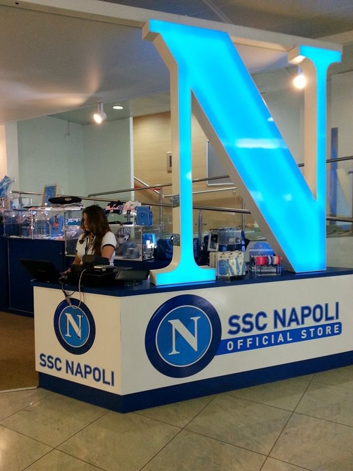 S.S. Calcio Napoli - Stand per la vendita di prodotti in Area Terminal dell’Aeroporto Internazionale di Capodichino di Napoli.