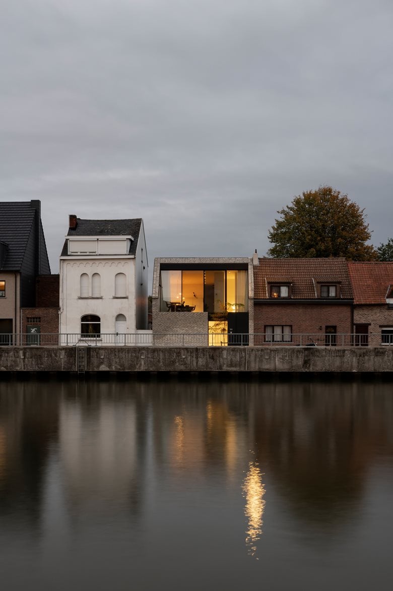 Studio Farris firma la casa sul canale di Humbeek in Belgio