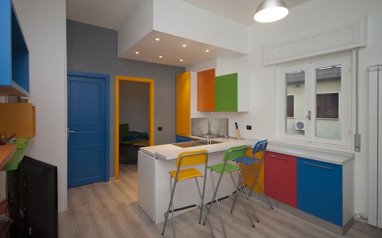 Piccolo appartamento pieno di colori